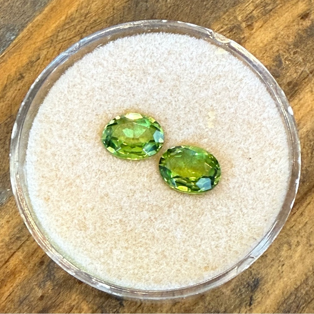Lot of 2 Oval Faceted Cut Green Peridot Gemstones 6mm x 8mm x 3.5mm In Case